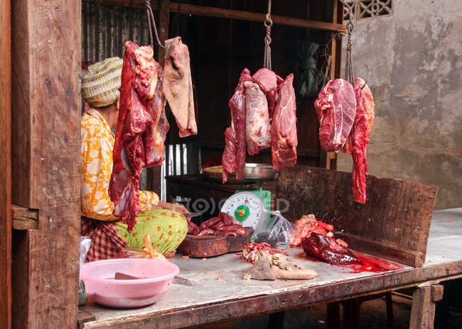 Camboja, mercado de carne, mercado Combodjan, carne pendurada em ganchos do teto, ainda sangrando — Fotografia de Stock