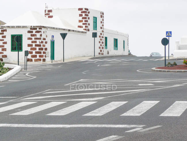 Spanien, Kanarische Inseln, Yaiza, Straßenkreuzung bei Yaiza. — Stockfoto