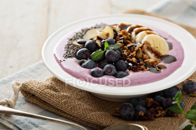 Ciotola frullato mirtillo con semi di banana e chia — Foto stock