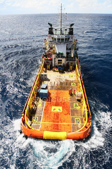 Versorgung der Öl- und Gasindustrie mit Schiffstransferfracht und Transport der Fracht vom Boot auf die Plattform, Warten des Bootes Transfer der Fracht und der Besatzungen zwischen Öl- und Gasplattform mit dem Boot. — Stockfoto
