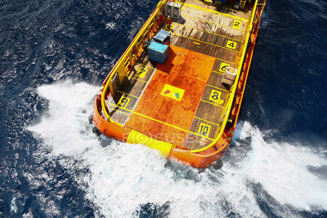 Versorgung der Öl- und Gasindustrie mit Schiffstransferfracht und Transport der Fracht vom Boot auf die Plattform, Warten des Bootes Transfer der Fracht und der Besatzungen zwischen Öl- und Gasplattform mit dem Boot. — Stockfoto