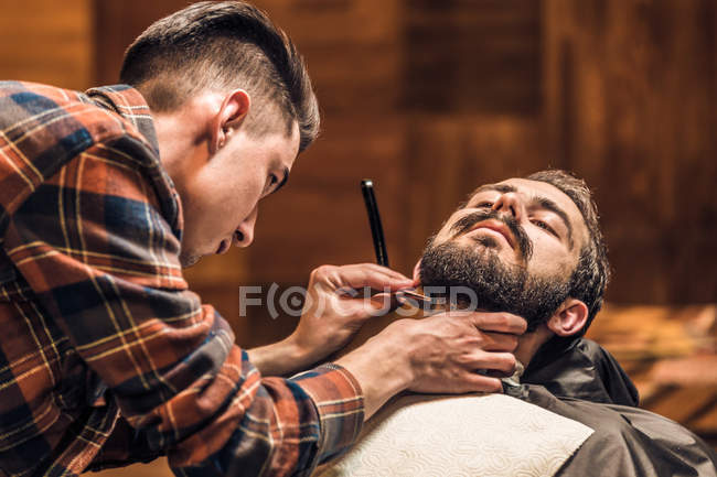 Processo de barbear de barbas na Barbearia — Fotografia de Stock