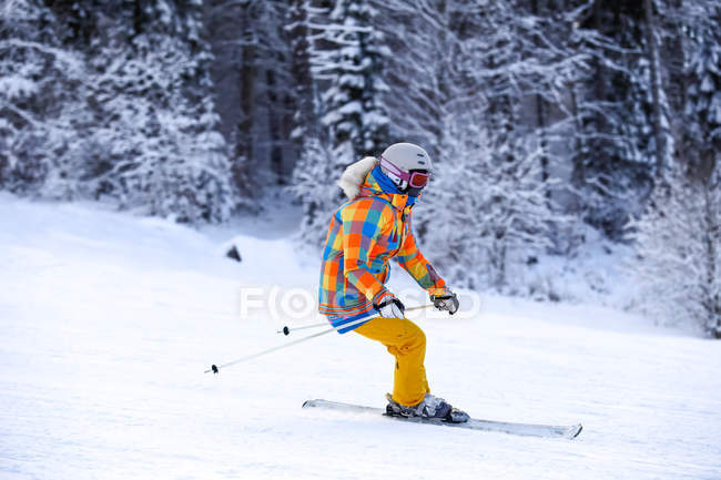 Scialpinista in movimento montagne invernali — Foto stock