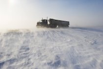 Camion su strada coperto di neve soffiante vicino a Morris, Manitoba, Canada — Foto stock