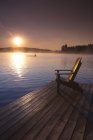 Cadeira no cais de madeira em Bartlett Lodge, Algonquin Park, Ontário, Canadá — Fotografia de Stock