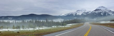 Autostrada attraverso la valle del gomito, Kananaskis Country, Alberta, Canada — Foto stock