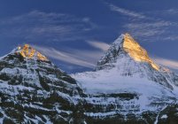 Alpenglow in snow-capped mountains of Mount Assiniboine, Mount Assiniboine Provincial Park, British Columbia, Canada — Stock Photo
