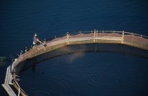 Vista aérea del trabajador de piscifactoría, isla de Grand Manan, Nuevo Brunswick, Canadá . - foto de stock