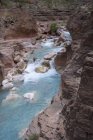 Água corrente do Rio Colorado através do árido Grand Canyon, Arizona, EUA — Fotografia de Stock