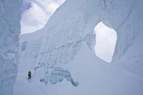 Mujer backcountry esquí a través del hielo glaciar, Icefall Lodge, Golden, Columbia Británica, Canadá - foto de stock