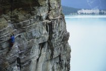 Masculino escalador líder escalada em rochas, Lago Louise, Banff National Park, Alberta, Canadá — Fotografia de Stock