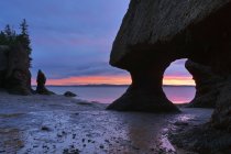 Hopewell rocks at sunrise in Hopewell Rocks Provincial Park in New Brunswick, Canada. — Stock Photo