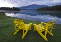 Sedie da giardino sulla costa del Lac Beauvert, Jasper National Park, Alberta, Canada — Foto stock