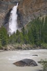 Água corrente de Takakkaw Falls no penhasco da montanha do Parque Nacional Yoho, Colúmbia Britânica, Canadá — Fotografia de Stock