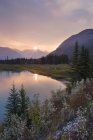 Pôr do sol sobre a paisagem montanhosa com Rio Bow ao longo de Bow Valley Parkway, Banff National Park, Alberta, Canadá . — Fotografia de Stock