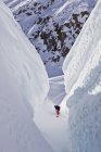 Чоловічий splitboarder, їзда через тріщину на льодовик, Кхумбу Lodge, Золотий, Британська Колумбія, Канада — стокове фото