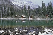 Lake Ohara cabins in winter landscape of Yoho National Park, British Columbia, Canada. — Stock Photo
