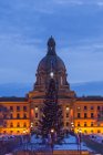 Alberta gesetzgebendes gebäude mit weihnachtsbaum und beleuchtung, edmonton, alberta, canada — Stockfoto