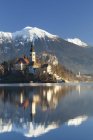 Asunción de la Iglesia de Peregrinación de María en el Lago Bled y el Castillo de Bled, Bled, Eslovenia - foto de stock