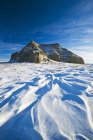 Winterlandschaft mit Burgstumpffels in großen schlammigen Badlands, Taskatchewan, Kanada — Stockfoto