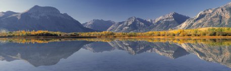 Mountains reflecting in Maskinonge Lake, Waterton Lakes National Park, Alberta, Canada. — Stock Photo