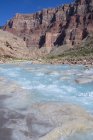 Маленькая река Колорадо, окрашенная карбонатом кальция и медным сульфатом, Гранд Каньон, Аризона, США — стоковое фото