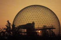 Dôme géodésique de Montréal Musée de la biosphère au coucher du soleil à Montréal, Québec, Canada . — Photo de stock