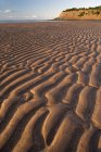 Schéma de sable par Gully Head et détroit de Northumberland, île Caribou, Nouvelle-Écosse, Canada . — Photo de stock