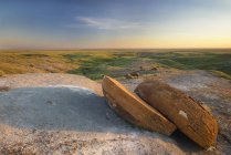 Конкреция песчаника в природной зоне Red Rock Coulee, Альберта, Канада — стоковое фото