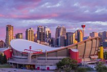 Sattelkuppelarena und Skyline der Stadt unter dramatischem Himmel, Calgary, Alberta, Canada — Stockfoto