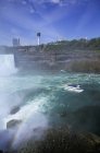 Водопад Подкова с городским пейзажем и туристической лодкой, Ниагарский водопад, Онтарио, Канада . — стоковое фото