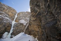 Männlicher Eiskletterer ohne Seil auf den Bergen des Geisterflusstals, Alberta, Kanada — Stockfoto