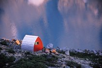Cabaña alpina junto al lago Wedgemount, Parque Provincial Garibaldi, Columbia Británica, Canadá . - foto de stock