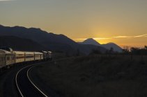 Пасажирський потяг рухається зі сходу сонця в Kamloops, Британська Колумбія, Канада. — стокове фото