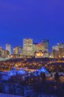 Casas y parque en el horizonte de la ciudad en invierno por la noche, Edmonton, Alberta, Canadá - foto de stock