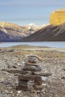 Marco de pedra de Inukshuk no Lago Minnewanka, Parque Nacional Banff, Alberta, Canadá . — Fotografia de Stock