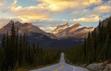 Puesta de sol a lo largo de la carretera de Icefields Parkway, Parque Nacional Banff, Alberta - foto de stock