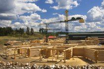 Edificio de casas de troncos en 100 Mile House Área, Columbia Británica, Canadá . - foto de stock
