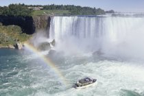 Тур лодка с туристами парусный спорт рядом с Ниагарским водопадом, Онтарио, Канада . — стоковое фото