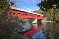 Pont couvert de Wakefield au-dessus de la rivière Gatineau, Wakefield, Québec, Canada . — Photo de stock