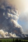 Плотный дым от лесного пожара в Чилкотине, Британская Колумбия, Канада — стоковое фото