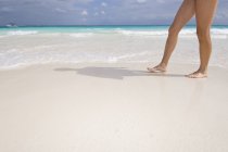 Frauenbeine auf Sand von Tulum Beach, Quintana Roo, Mexiko — Stockfoto
