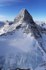 Cumes íngremes do Monte Assisniboine coberto de neve, Colúmbia Britânica, Canadá — Fotografia de Stock