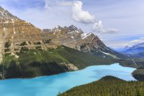 Paisaje de montaña con agua turquesa del lago Peyto, Parque Nacional Banff, Alberta, Canadá - foto de stock