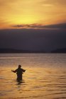 Silhouette dell'uomo pesca a mosca a Cherry Point Beach, Cowichan Valley, Vancouver Island, British Columbia, Canada . — Foto stock