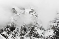 Niebla sobre nieve cubierta Monte Chephren en el Parque Nacional Banff, Alberta, Canadá - foto de stock