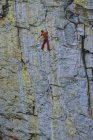 Жіночий скелелаз скелелазіння скелі на хитаючись стовп стіни, Гранд-Каньйон, Skaha Bluffs, Penticton, Британська Колумбія, Канада — стокове фото