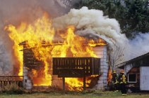 Hausbrand in paldi, vancouver island, britisch columbia, canada. — Stockfoto