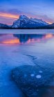 Espectacular amanecer junto al lago de montaña y el Monte Rundle, Parque Nacional Banff, Alberta, Canadá - foto de stock