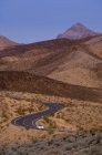 Car driving on curvy highway by Lake Mead, Nevada, USA — Stock Photo
